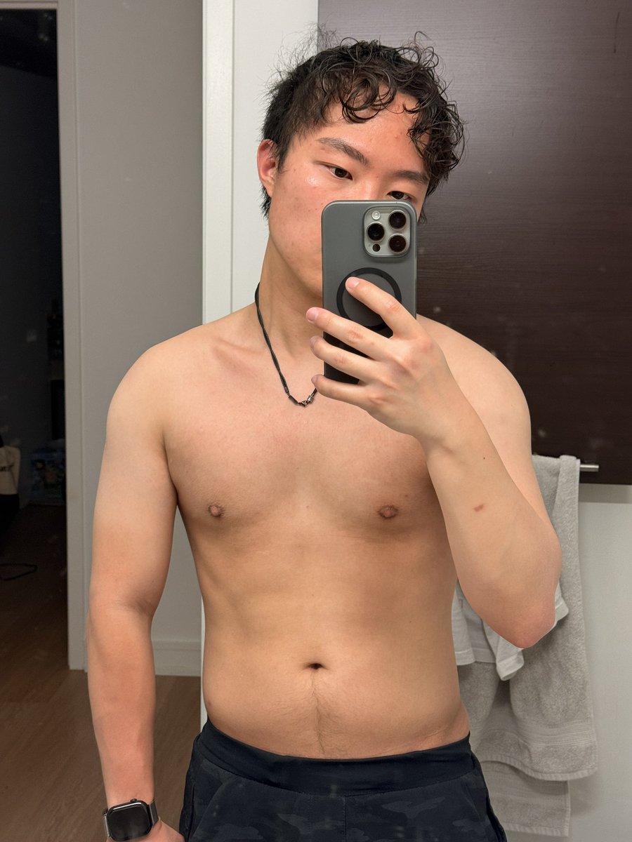 jarxlim's tweet photo. I need to learn how to take better gym photos/get better lighting https://t.co/cQrnGnEBKe
