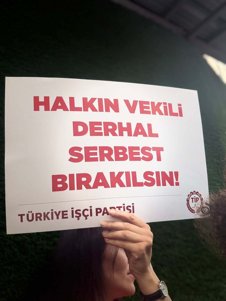 TipIstanbul's tweet photo. 13 yıl sonra yine yan yanaydık.

Gezi’nin eşitlik, özgürlük ve adalet talebini Taksim’de bir kez daha yükselttik. Gezi’de yitirdiklerimizi saygıyla anıyor, Gezi tutsaklarına özgürlük istiyoruz.

Karanlık gidecek, Gezi kalacak. https://t.co/WR4hT5ew7g