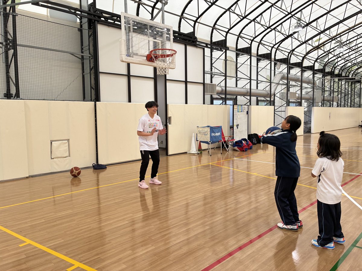HIROSHIMADFLIES's tweet photo. 先日、神石インターナショナルスクールにて #広島ドラゴンフライズ バスケットボールクリニックを実施しました！

今回は、#三谷桂司朗 選手、 #佐古竜誠 選手が参加し、子どもたちと一緒にバスケットボールを楽しみました✨
クリニックでは、ドリブルやシュートなどの基本練習に加え、選手とのシュート対決や、プロならではの迫力あるパフォーマンスも披露！ 会場は大きな歓声と笑顔に包まれ、大盛り上がりの時間となりました🔥
 
参加した子どもたちも、選手との交流を通して、「挑戦する楽しさ」や「できる喜び」を感じながら、最後まで全力で取り組んでくれました！
 
開催にご協力いただきました神石インターナショナルスクールの皆さま、誠にありがとうございました！

#ドラゴンフライズ #Bリーグ #バスケ