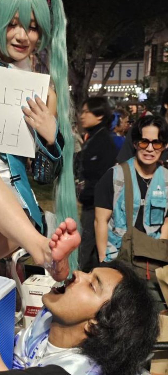 Just_Coals's tweet photo. @PorcelainMaid I'M DYING LOOK AT THIS GUY LMAOO https://t.co/xnmYTKMX30