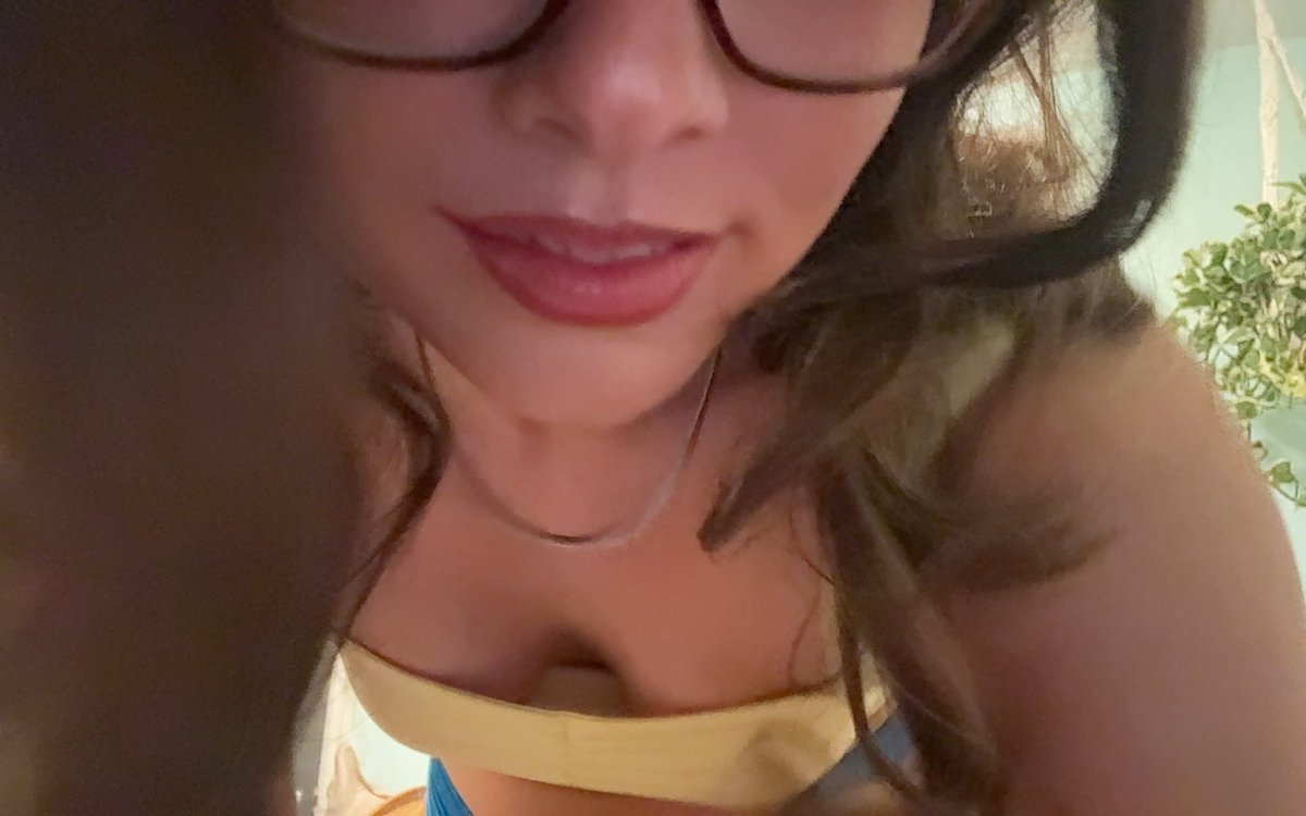Sienna_Snoww's tweet photo. Can I have a kiss?? https://t.co/VM7HcFG2kl