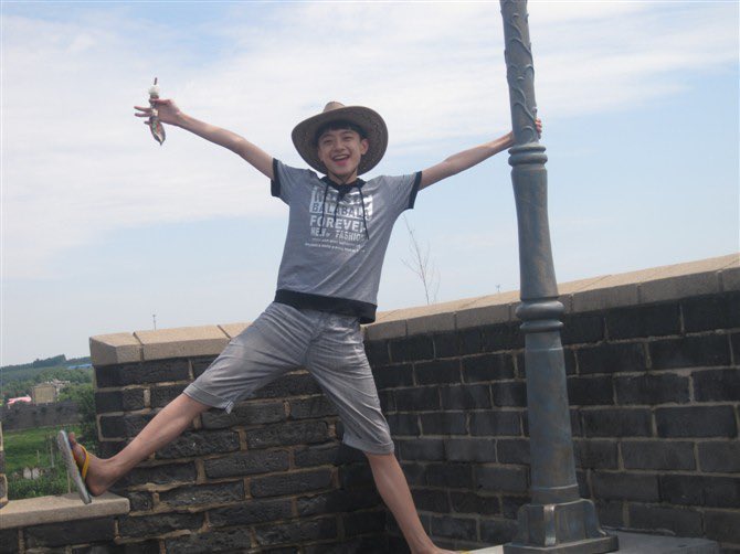 LINYILOVER_TH's tweet photo. 2026.06.01
LinYi’s Weibo  Update 

ขอผมดูหน่อยสิ~
ว่าเด็กน้อยคนไหนกำลังจะฉลองวันเด็ก 🧩

#林一 #LinYi #หลินอี https://t.co/6JJloKkI5c