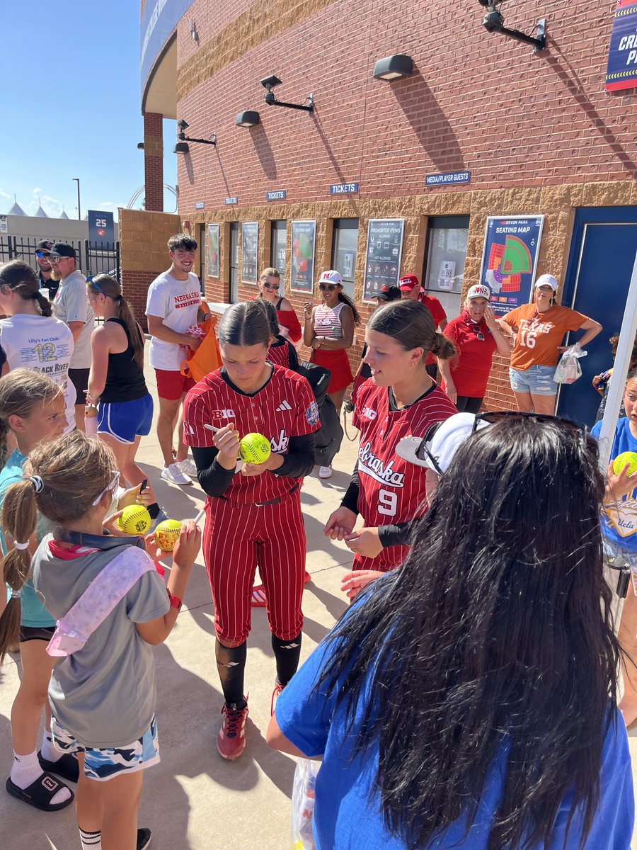 CamenzindChad's tweet photo. There are no words that describe you two and your careers. The love you have for the people around you is something special. God has blessed us with two of the best! Thank you for a lifetime of memories.  @CamenzindLauren @camenzindhannah
Nebraska Cornhuskers 224❤️ https://t.co/OJYKkGPgzA