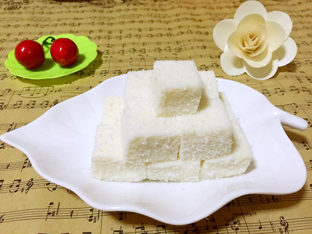 Leighan05799649's tweet photo. 挖到宝！藏在巷子里的糖水铺，椰奶冻料足到溢出，一口直接甜进心坎，今天的快乐是这碗糖水给的～ https://t.co/bTkCjZILhh