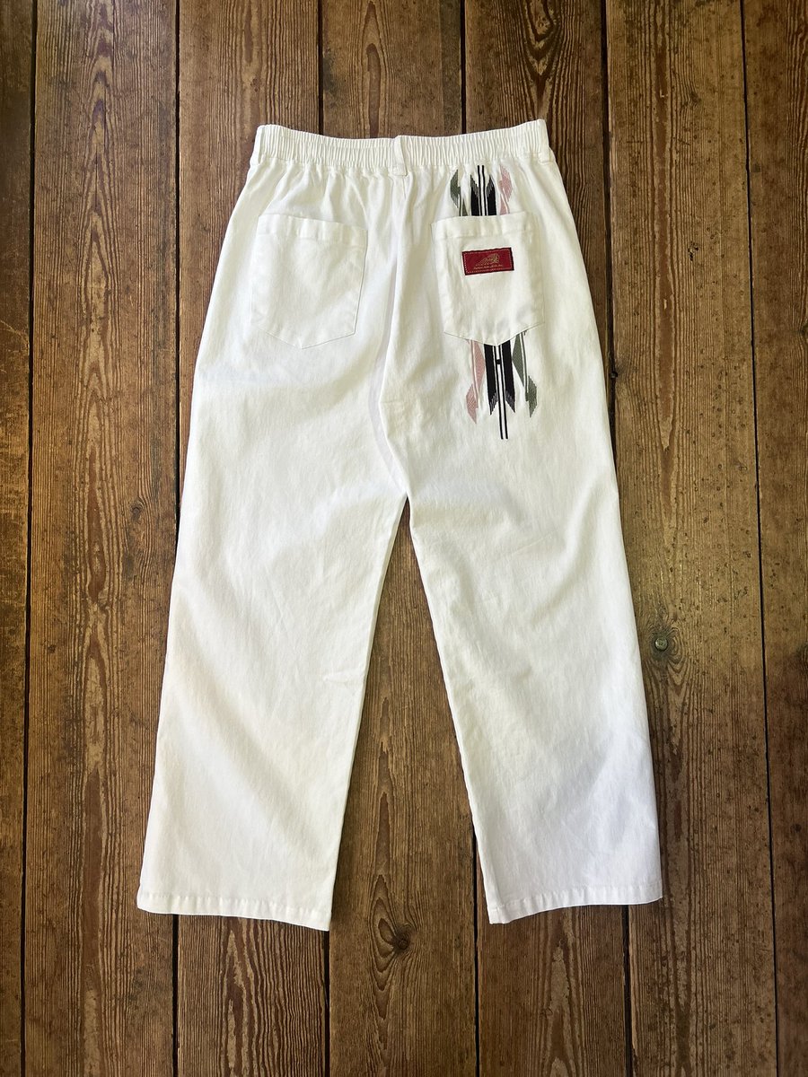 IndianTokyo's tweet photo. "CHIMAYO"刺繍 EASY PANTS
IP-0466
14,960円(税込) 

チマヨ刺繍がバックスタイルに入るIndianらしいディテールが特徴の太すぎないセミワイドシルエットのチノパンツ☀︎☀︎

どんなコーディネートにも合わせやすい万能アイテムです♪
https://t.co/ShqlBgtnXa https://t.co/ihc5hTbIT4