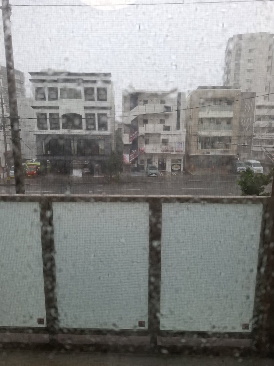 MIJObeKING's tweet photo. こちらは尋常じゃないくらい雨風がすごいです！
現場からは以上です！ https://t.co/vRDbB0oRGd
