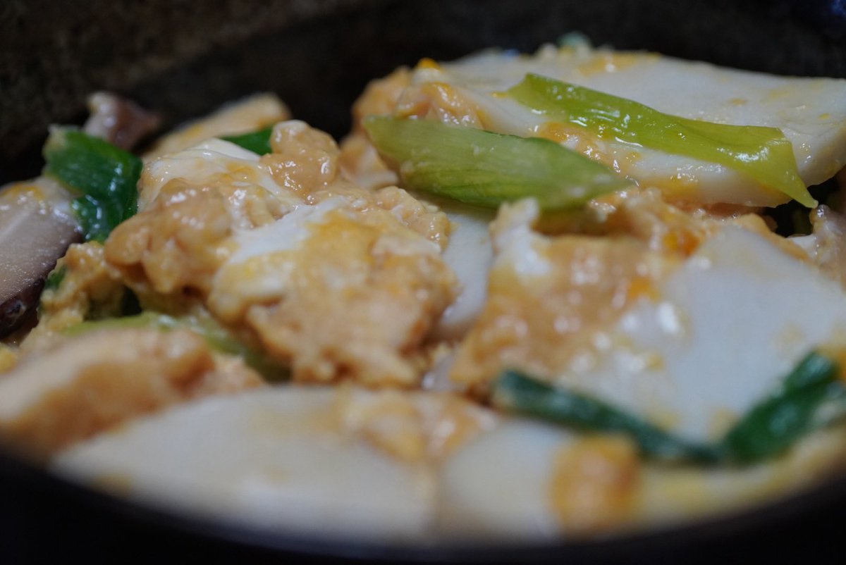 rufascafe's tweet photo. 映画「小春日和」で重要な役割の木の葉丼。私は東京在住なので注文できる食堂は近所に無い。ならば自分でと干し椎茸、長ネギ、お揚げ、かまぼこを具材に、麺つゆと砂糖で味をつけ、卵でとじてお昼ご飯とする。鈴子おばあちゃん、今度レシピを教えて。えっ、大阪に来いって？#映画小春日和 https://t.co/PIRb1aDbpH