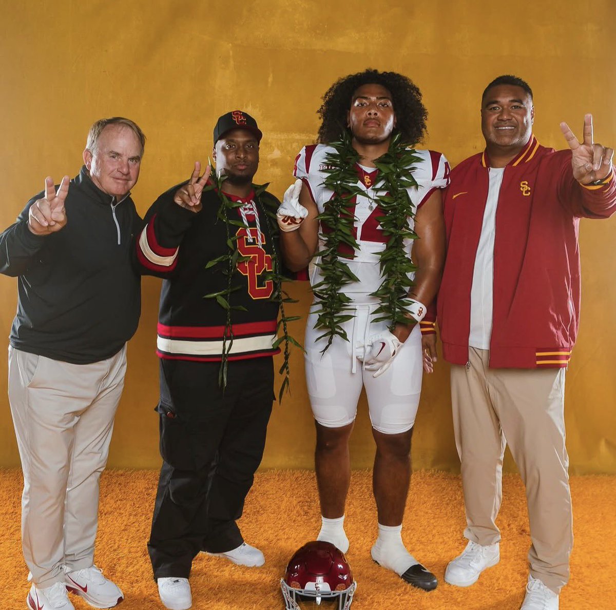 RyanDyrudLAFB's tweet photo. 4-Star DL ‘Tolo’ Tuihalamaka on his USC Official visit.

Is my guy @CoachSkyJones rockin the SC Hockey kit?! ✌️ https://t.co/JnmiFm72yo