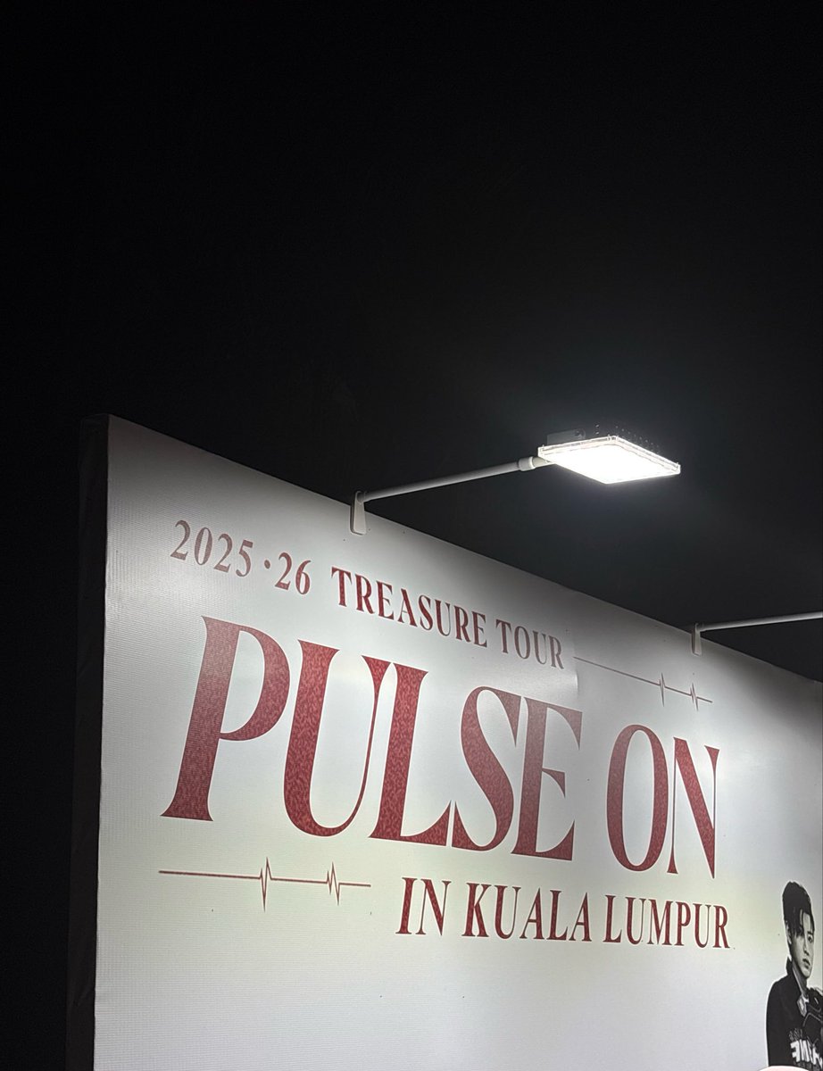 wtnb_put's tweet photo. my second treasure concert, and somehow it felt even more special than the first.
this definitely won’t be my last. 
thankyou for making me feel so alive. 
until we meet again, Treasure 🩵
@treasuremembers 

#PULSE_ON_IN_KL #TREASUREinKL https://t.co/VD6G5knd7X