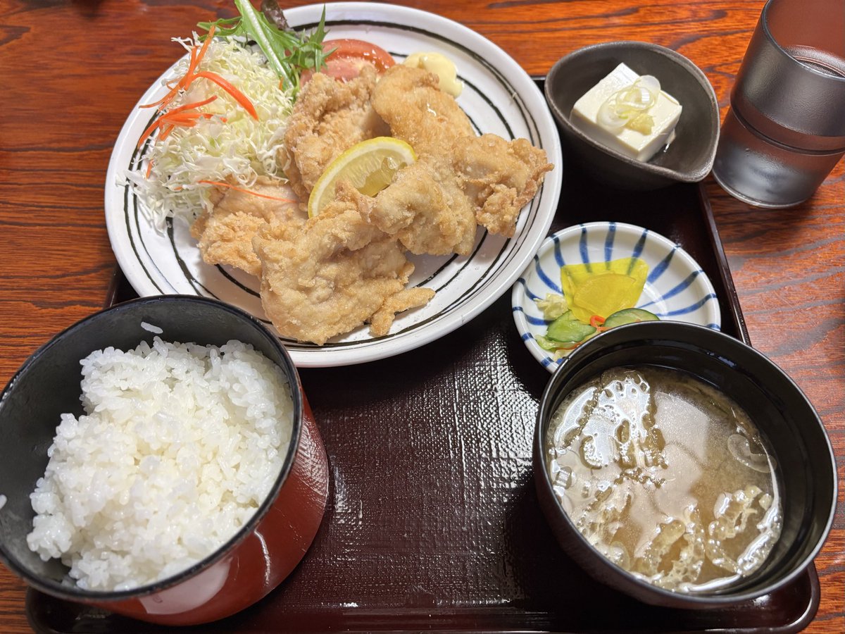 Mori_fukuro's tweet photo. フクロらんchi
今日は唐揚げ定食！
暑いから体力つけるためにお肉😋 https://t.co/snX13PSSy9