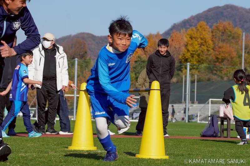 kamatama_kouhou's tweet photo. 📣｜サッカー教室参加者募集のお知らせ

トップチーム最終練習となる6/6(土)の練習後、宝山湖OKURAボールパークにて、
#森勇人 選手からの発案でサッカー教室を行います⚽

皆さまのご参加をお待ちしております🙌

詳細はHPをご確認ください👇
https://t.co/RB82y5HQeE

#カマタマーレ讃岐
#ALLFORSANUKI