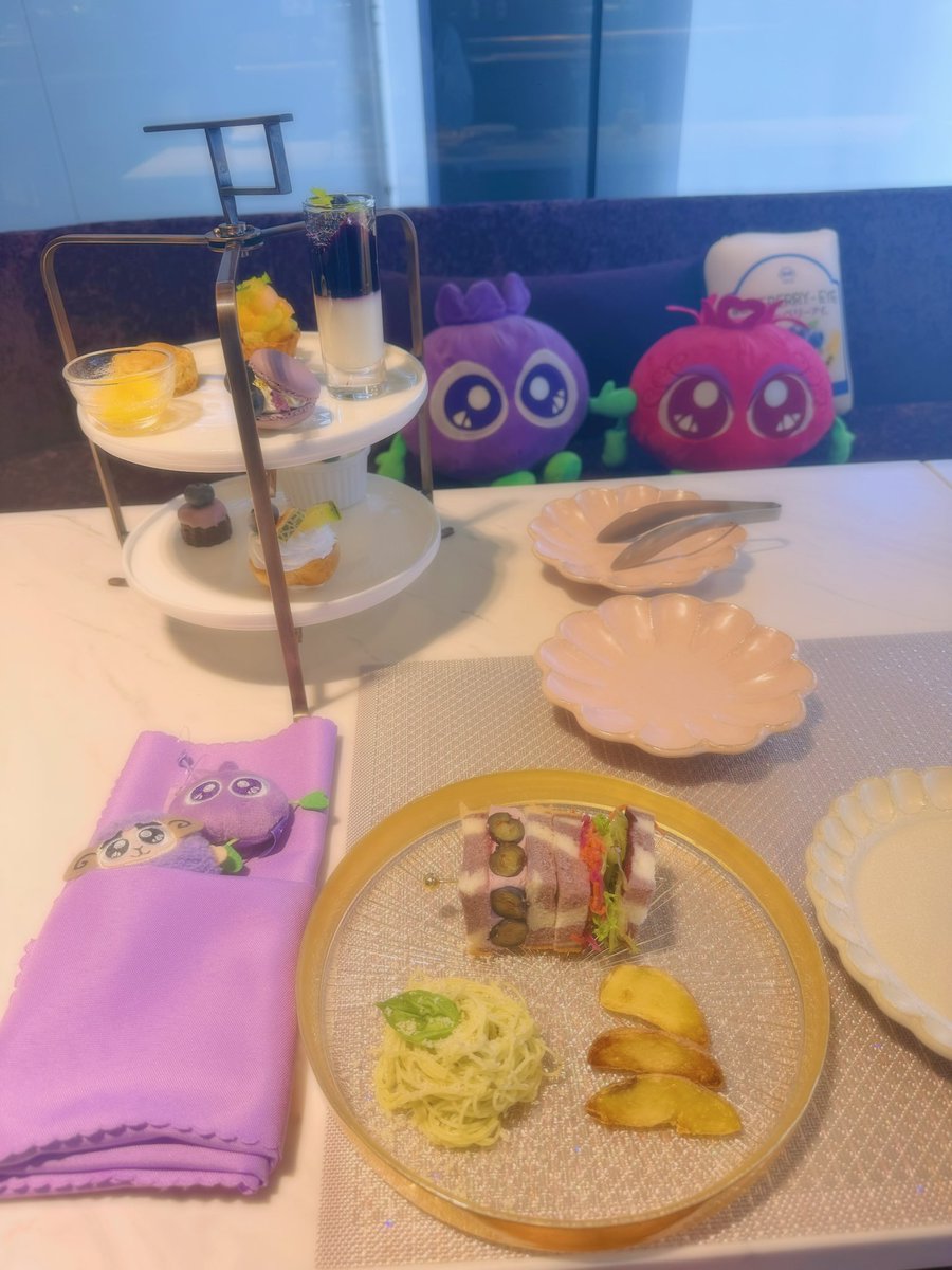 pitntntn's tweet photo. ホビ垢が好きそうな大理石風の机だしカフェエリアは紫空間だから担当カラーが紫の人にもおすすめしたい
京都、関西でカフェ活、推し活したい人におすすめしたい。わかさ生活
ブルーベリーもおいしいしまた行きたいなー！ https://t.co/uM44prHd00