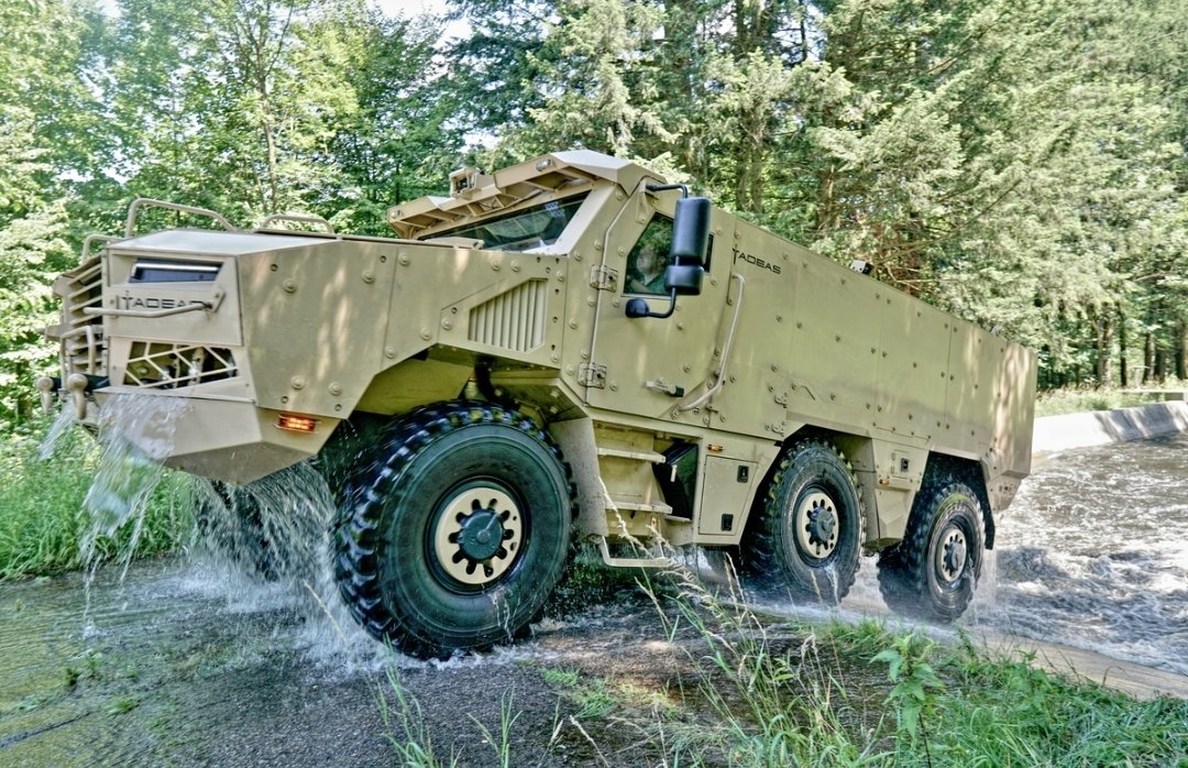 Danny_elMayor's tweet photo. 🇵🇱🇨🇿 Given recent massive Polish procurements through SAFE funding, there is also positive aspect when it comes to Czech Defence industry.

Hundreds of Waran 4x4 and Heron 6x6 vehicles = license versions of EA Patriot II and TDV Tadeas. Tatra chassis and engines, EA and TDV hulls https://t.co/kc1hOvGcE1