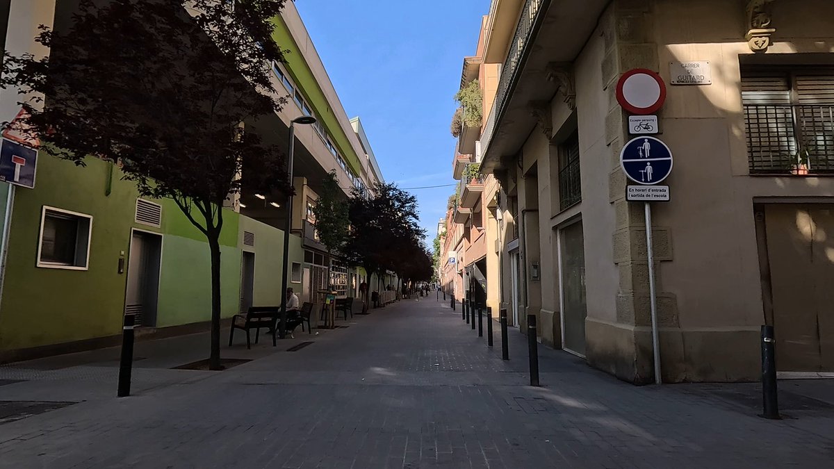 sinache's tweet photo. Això és el que podríeu haver posat a la Pl Comas @BCN_LesCorts a tocar de l’escola, si consideraveu q hi havia gent en #bicibcn incomplint l’ordenança, però un bicihater s’ha sortit amb la seva i heu prohibit pas a totes hores, al contrari del q permet l’ordenança @sindicaturabcn https://t.co/bWm8EuoUwX