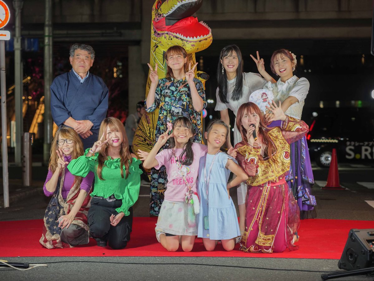 Risaaa97's tweet photo. 5月もありがとうございましたーー💜
6月になりましたね🌻✨
今月もよろしくお願いします🥰

昨日はごんげん市アジアンフェス本当にありがとうございました！！

昨日は暑かったですね~😎
屋台も少しお手伝いしながら
ステージではまさかの大トリ🎤
かなり緊張していました🤣💦

そしてまさかのアンコールまで😭✨
準備していなかったので
頭が真っ白に🤣笑
マリヤちゃんが来てくれて、
一緒に1コーラス歌わせていただきました🥹💜

温かく見守ってくださった皆さん本当にありがとうございました🥹💕

6月リサペースで頑張っていきます✊
これからもよろしくお願いします🫶

 #ごんげん市  #アジアンフェス  #大井蔵王権現神社  #NPO法人歌の力