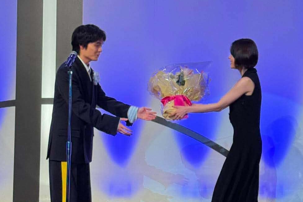 houkon_jp's tweet photo. 【第63回 #ギャラクシー賞】個人賞 #岡山天音 さん。昨年受賞の #杉咲花 さんからのトロフィーリレーも行われました。

 #ギャラクシー賞実況
 #冬のさ春のね https://t.co/rtExeRNpTI