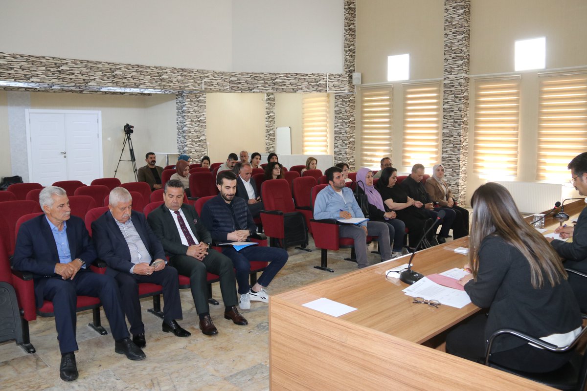 edremitbldvan's tweet photo. 📍 Haziran Ayı Olağan Meclis Toplantıları Başladı

Belediyemizin Haziran Ayı Olağan Meclis Toplantıları, Eşbaşkanımız Cemil Komi başkanlığında gerçekleştirilen ilk oturumla başladı.

Toplantının açılışında meclis üyelerinin Kurban Bayramı'nı kutlayan Eşbaşkan Komi, gündem maddelerinin görüşülmesine geçti. Oturumda komisyon raporları okunarak değerlendirildi.

Gündem maddelerinin görüşülmesine bir sonraki oturumda devam edilmek üzere toplantıya ara verildi.