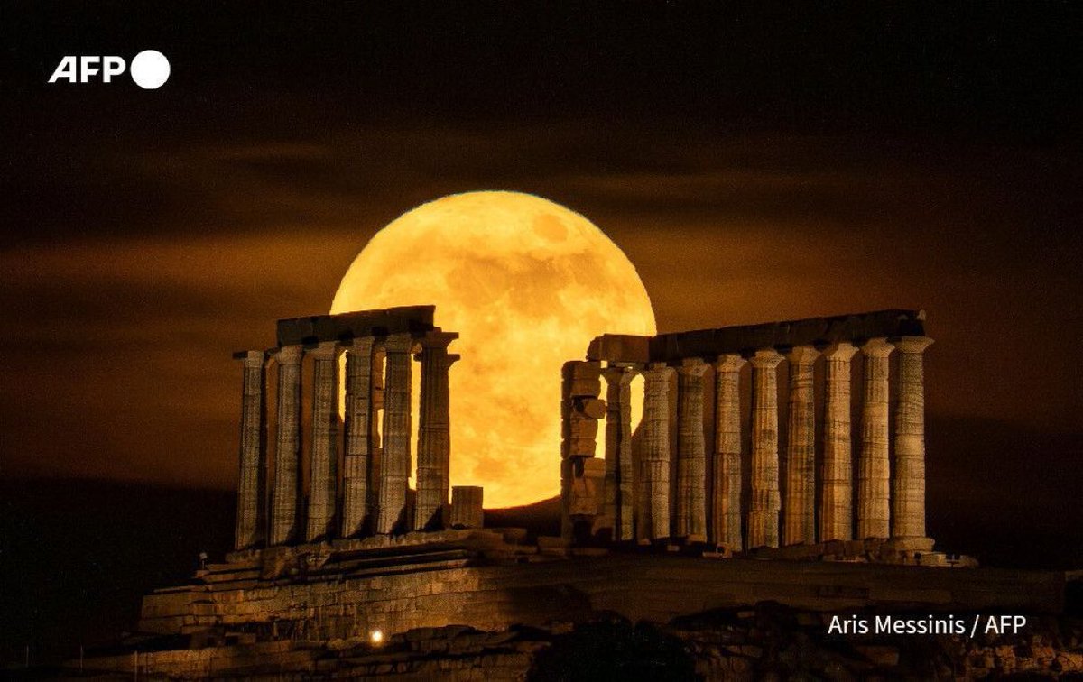 MariosKaratzias's tweet photo. The full moon rises behind the ancient Greek Temple of Poseidon at cape Sounion, south of Athens #Greece 

📸  Aris Messinis via @AFP https://t.co/wbZHRNYedQ