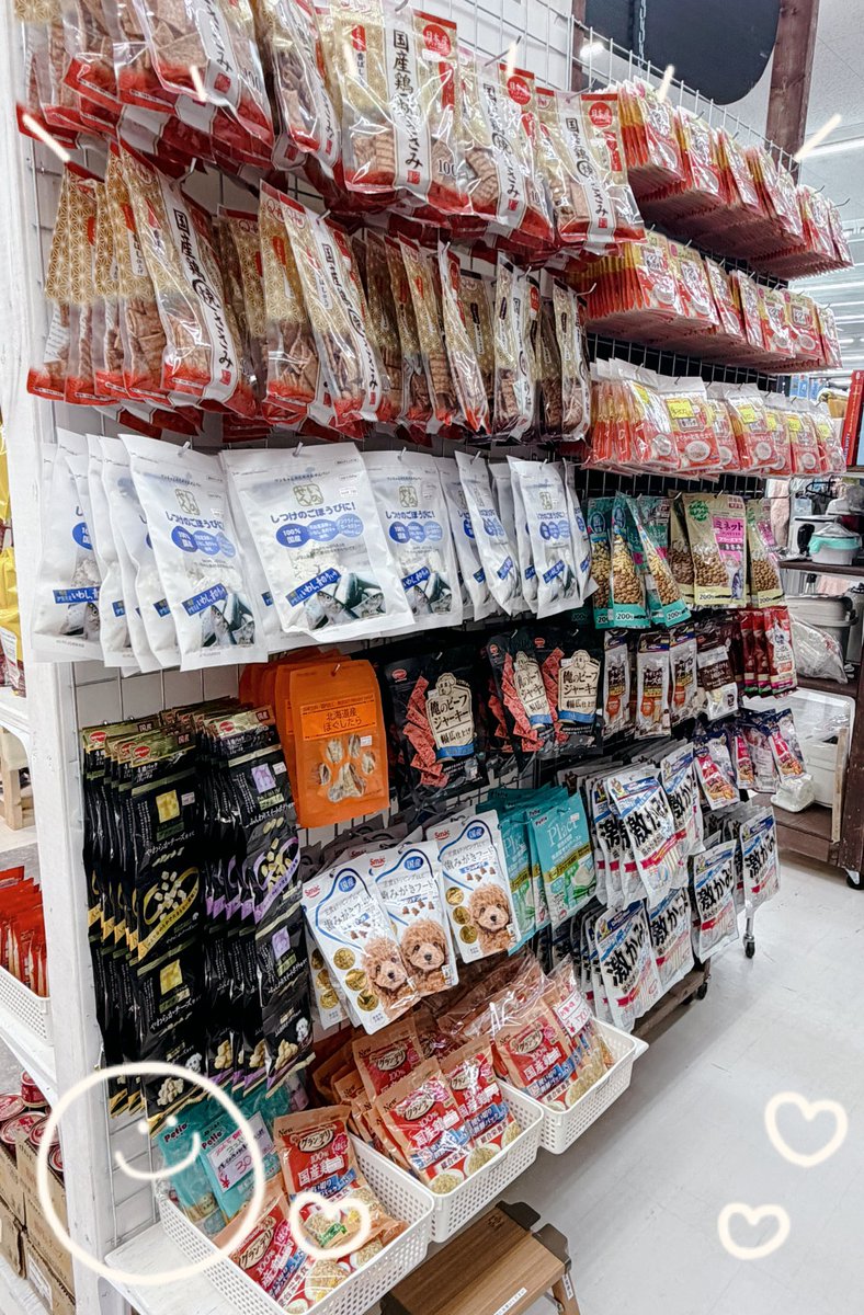 yorozuya_shiwa's tweet photo. 🐶🐈ペット好きさん必見‼️

萬屋紫波店には、ワンちゃん・ネコちゃん向けグッズがたくさん✨

ご飯🍚やおやつ🍖など、うちの子が喜ぶアイテムが見つかるかも💕？

ぜひ遊びに来てください😊
#萬屋紫波店 #岩手 #ペット #犬好き #猫好き #ペット用品 https://t.co/lMLS3sGpUU