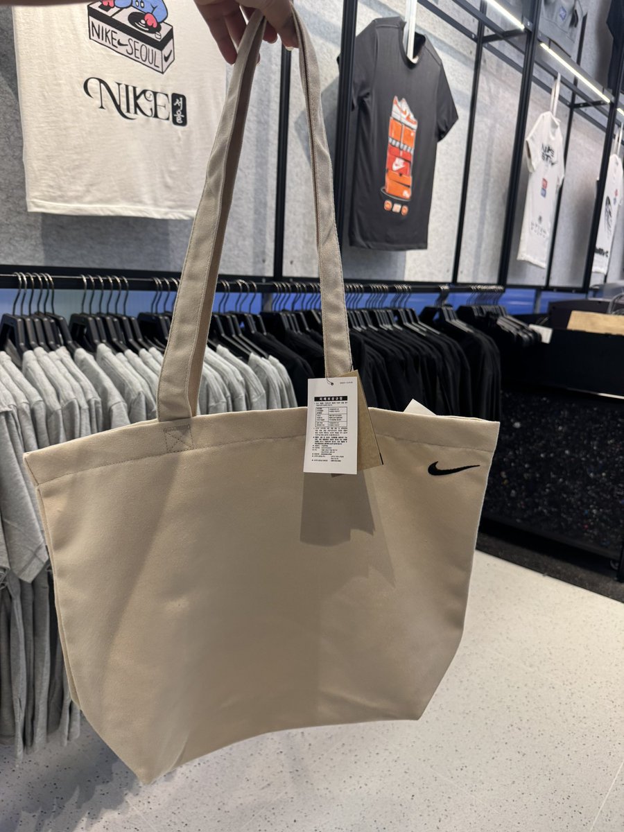 aboutbtss's tweet photo. NIKE BY YOU BTS

Proxy service
T-shirt: 3.9
Ball cap: 2.5
Tote bag: 4.5
Sweatshirt: 7.5

Extras
L-printed: 1.3
S-printed: 0.4
S-patch: 0.5

Proxy fee: 1.0 per item
- Cap + 2 patch = 2.5 + 0.5*2 + 1.0 = 4.5 https://t.co/rXo3Mbxqff