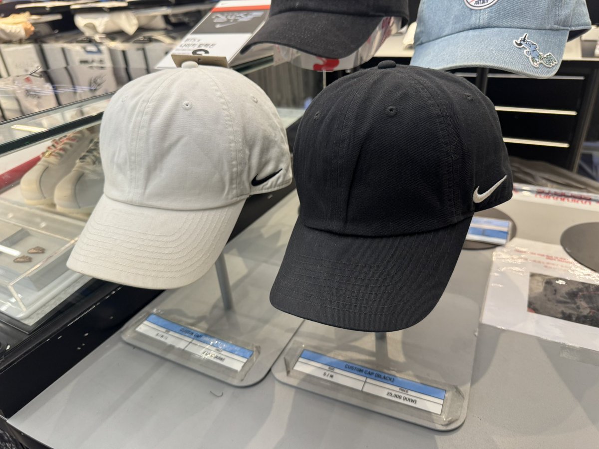 aboutbtss's tweet photo. NIKE BY YOU BTS

Proxy service
T-shirt: 3.9
Ball cap: 2.5
Tote bag: 4.5
Sweatshirt: 7.5

Extras
L-printed: 1.3
S-printed: 0.4
S-patch: 0.5

Proxy fee: 1.0 per item
- Cap + 2 patch = 2.5 + 0.5*2 + 1.0 = 4.5 https://t.co/rXo3Mbxqff