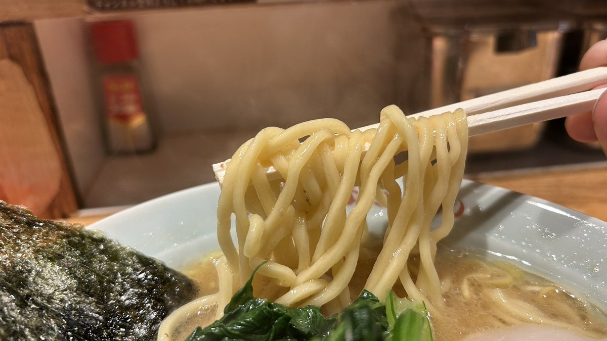 YouTube42657358's tweet photo. いぇあ！
（でぶちゃんRAMEN8周年おめでとう御座います！

いぇあ！
（注文したのは天城黒豚もも吊るし焼きの家系ラーメン駿作）

いぇあ！
（出汁感を堪能出来る濃度の余白がこの上なく良い）

いぇあ！
（本牧家系のそれに近い）

#でぶちゃんRAMEN
#いぇあ
#いぇあ
#いぇあ
#いぇあ
#いぇあ
#いぇあ https://t.co/xKlGt4cxGL
