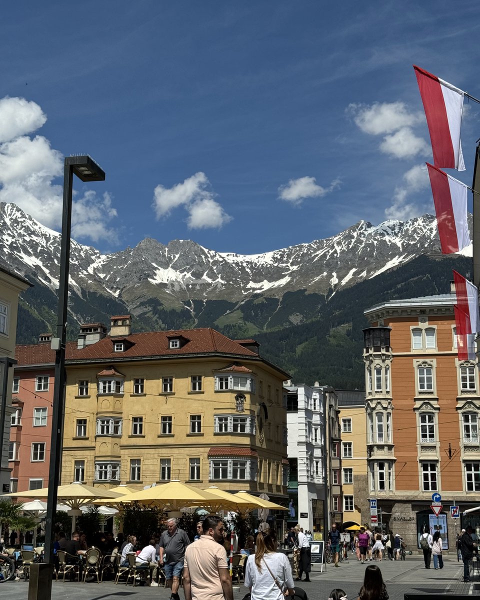 BubblesxMakeup's tweet photo. innsbruck, austria 🏔️🏇🌼 เมืองน่ารักมากกกก ตึกเป็นสีพาสเทลน่ารักๆคุมโทนทั้งเมือง วิวด้านหลังเป็นภู้ขา มีแม่น้ำที่ใสมากๆผ่านเมือง https://t.co/TxfMMs5rMG