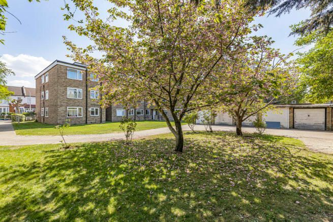 LookProperty's tweet photo. FOR SALE 🏡

Highfield Court, Manor Park, E12 📍

£360,000 💷

Bright, spacious 2 bedroom ground floor purpose built apartment with a large lounge, separate fitted kitchen &amp; garage in an attractive road adjacent to Wanstead Flats.

https://t.co/0eIfBS8JVL https://t.co/xspYGrz9oG