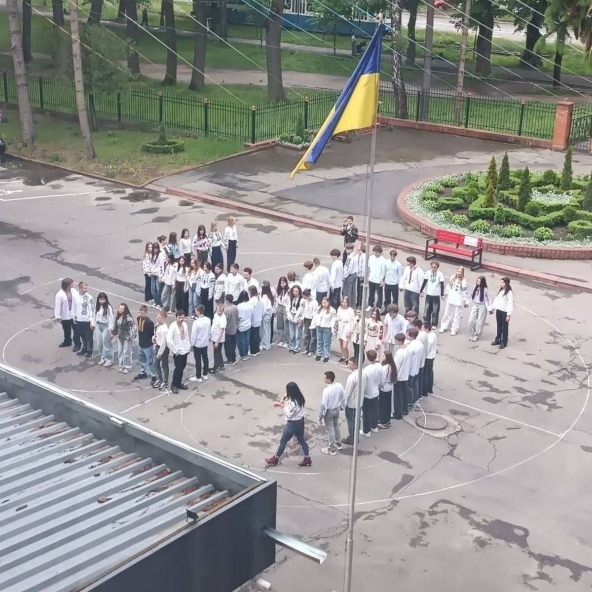 i4dhY5JlO0sYeiN's tweet photo. Ukrainians in Vinnytsia, in honor of Vyshyvanka Day, lined up schoolchildren in the shape of a Nazi swastika. https://t.co/N2aE4v3HxS