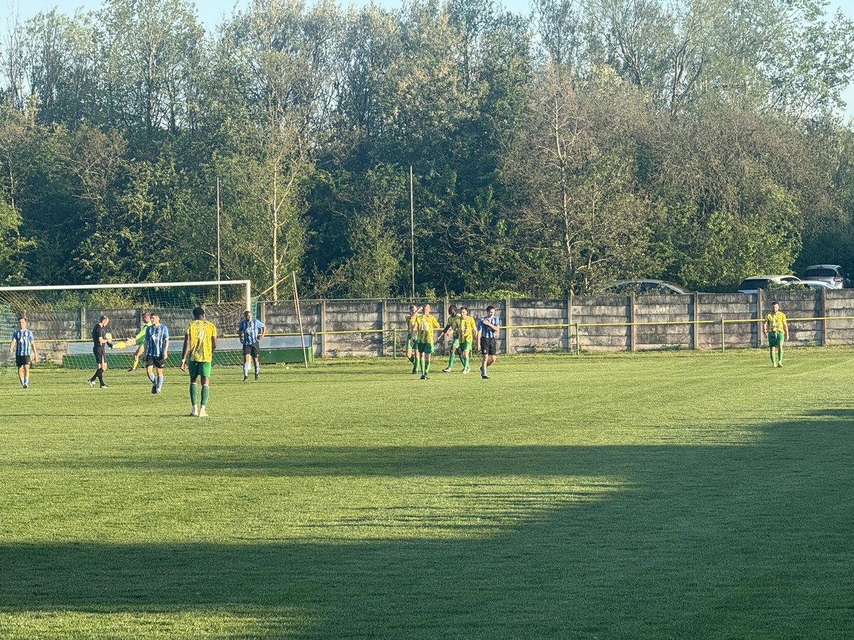 hoppingwxm's tweet photo. Off to Atherton today (28/04/2026)
League game
Butler Park - Manchester League Premier Division Table
🟡 Atherton Town 1 - 1 Pennington 🔵 (HT1-1)
About 20 in attendance
@AthertonTownFC
#Nonleague #Groundhopping #England #Atherton #Football #Peldroed #voetbal #futbol https://t.co/FOMRu77a5M