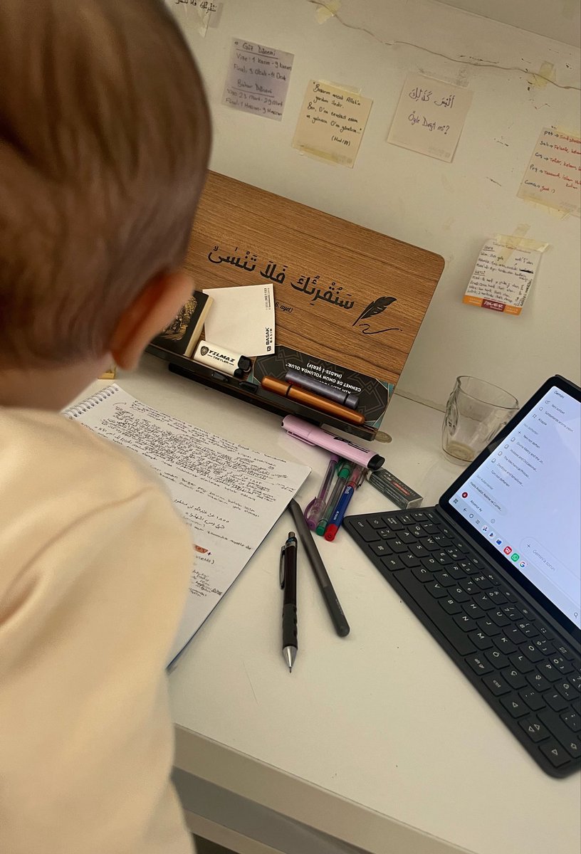 Atiiyyee's tweet photo. 100 alma garantili ders çalışma😂🤪💖 https://t.co/MdsRwNvfsk