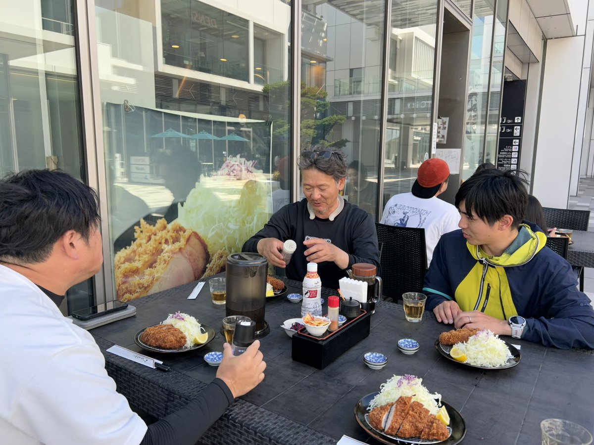 SURPPAsurppa's tweet photo. 週末は@OrangeFishing  さんで
釣り業界の関係者達と
チニングMTG＆青空とんかつ🐖
みんながボトム探ってるとこを
忍ばせてたトッププラグで🎯
皆さんといろんなお話したり聞けて
楽しい1日ありがとうございました♪
テラス席で食べるトンカツがまた美味しくて🤤
#ルアー収納
#スルッパ
#チニング https://t.co/wvecM7z50R