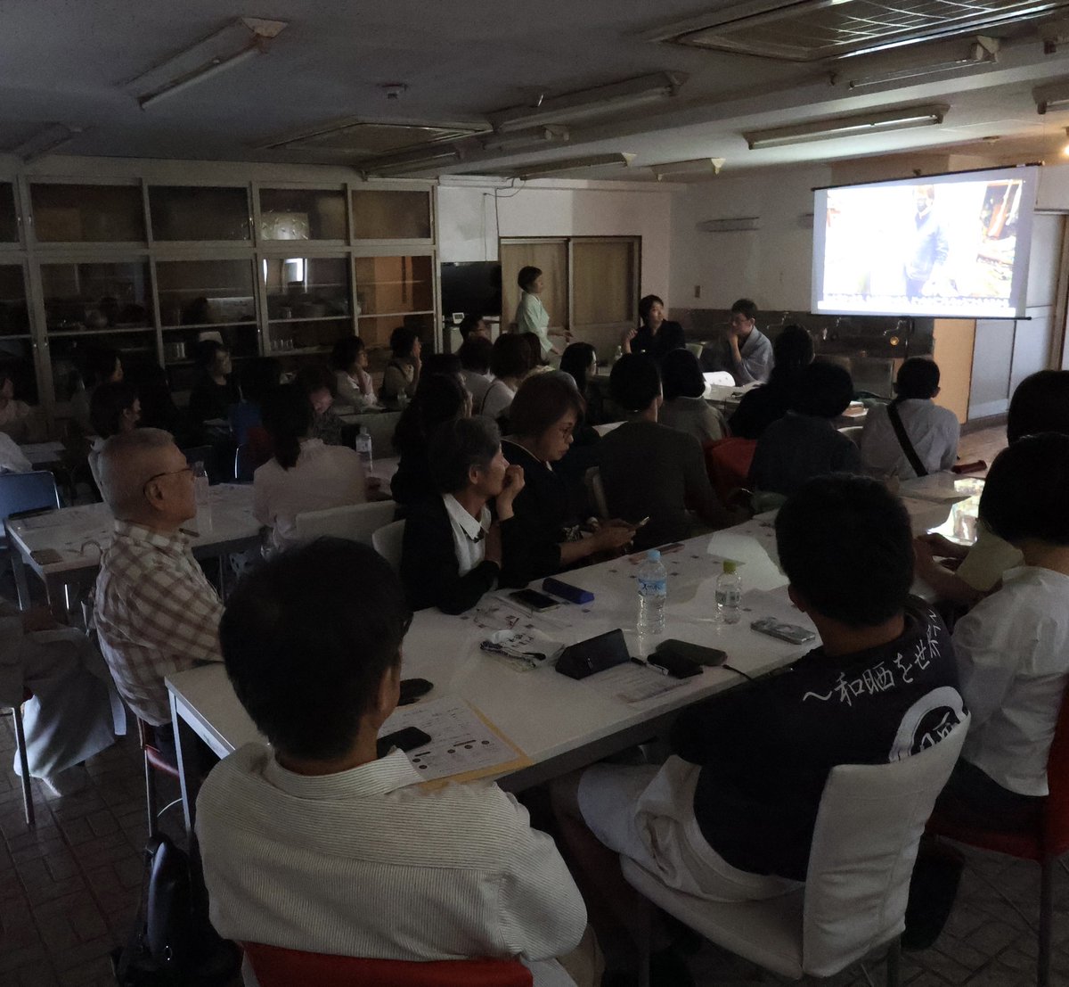 aichi_wasai's tweet photo. 5/30にトークセミナーを行いました。
名古屋黒紋付染伝統工芸士の武田和也様https://t.co/MVz22ahHDNにお越しいただき、作業現場の動画を見ながら染めについてのお話を伺いました。
洗い張り、抜染、浸染、黒紋付などなど
2時間では足りない！
当日の動画も時間の関係で短縮バージョンでしたが

続く https://t.co/V9ekjLviOY