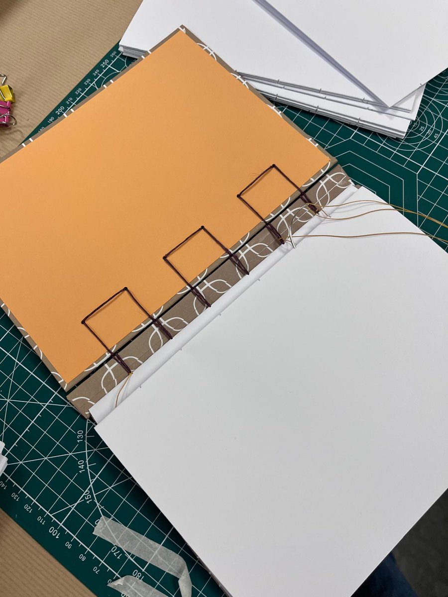 BiblioMerida's tweet photo. Compartimos algunas de las fotografías del taller de encuadernación belga realizado el pasado sábado 30 de mayo e impartido por María Polan en la Biblioteca Pública del Estado en Mérida

Muchas gracias a todos por participar

#Taller #EncuadernaciónBelga #bpemérida https://t.co/muB4vTQz5w