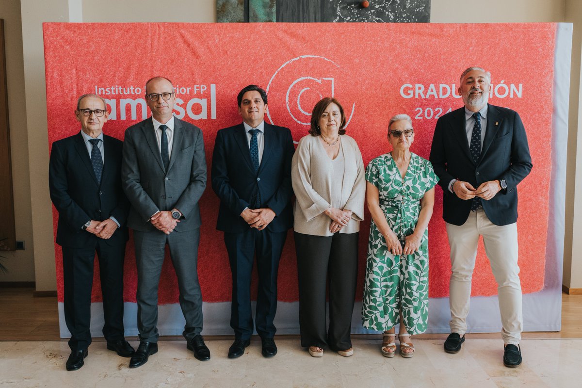 Amusal's tweet photo. 🎓 Amusal FP celebra una multitudinaria graduación de la promoción 2024-2026 marcada por el reconocimiento al alumnado y el compromiso con el empleo. Desde amusal: "FP conectada con las empresas y orientada a crear oportunidades reales" Tu profesión, nuestra vocación. #AmusalFP https://t.co/h12gzsS9d9