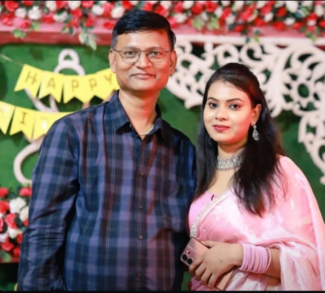 karanydv165's tweet photo. BPSC वाली मैडम के सन्दर्भ में एक नया मोड़ आया है।

मैडम के साथ ट्रेनिंग कर रहे एक व्यक्ति का कहना है कि ये बोलती थी कि अभी मेरी शादी नहीं हुई है। जनवरी में हाजीपुर के डाइट दिग्घी प्रशिक्षण में सभी को कहती थीं कि शादी नवंबर में होने वाली है। 

अंगूठी दिखाकर कहती थीं कि यह सास ने दी है और सास बहुत अच्छी है। एक लड़का रोज शाम में दो घंटे के लिए ले जाता था, अब वही लड़का उसका बॉयफ्रेंड के रूप में पहचान में आ रहा है। 

इन्होंने कभी नहीं कहा कि शादी हो चुकी है और बच्चे भी हैं। जिस रूम में रहती थीं, उस महिला तक को इसकी खबर नहीं लगी कि ये शादीशुदा और एक बच्चे की मां है।

सोर्स: हेमंत प्रसाद