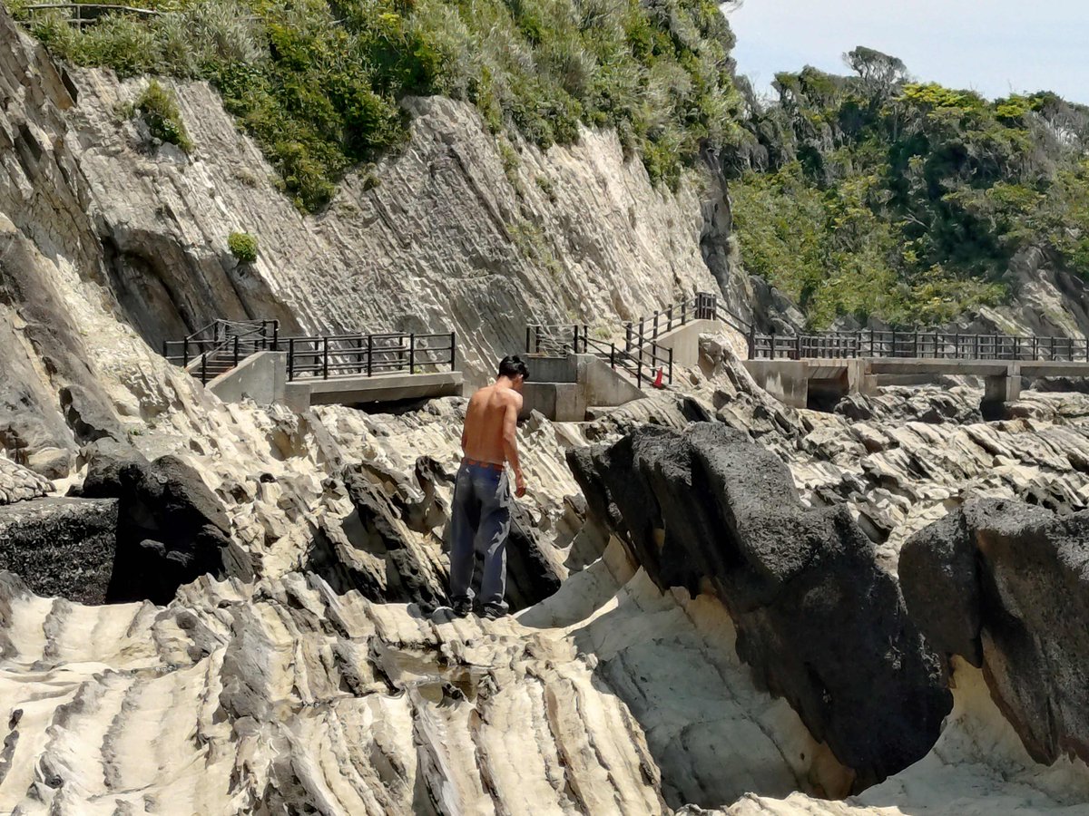 g_mitsuhiro's tweet photo. 平日だが、朝からレンタカーで三浦半島へ。
仕事でお世話になった方の墓参りに。
三浦半島の先端に近く、とても静かでのどかなエリア。
海が見えるお墓でしたね。
海岸近くの公園の散策では、素敵な景色も。
(^^; https://t.co/PYXeCD54qR