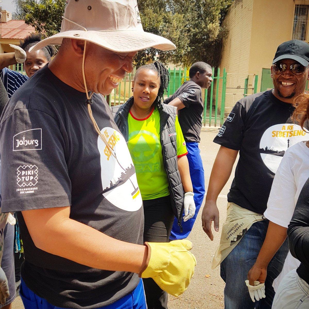 HermanMashaba's tweet photo. From Region A to G, #AReSebetseng became a movement, not just a clean-up campaign. Every month, residents and civil society rolled up their sleeves to restore pride in Joburg. A true reflection that when people Work Together, Cities Change.

#OperationFixJoburg https://t.co/KGEsDiXrye