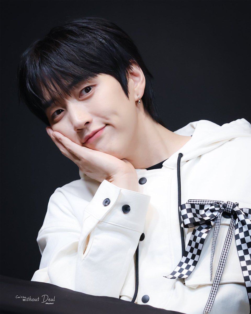 updeul's tweet photo. 260531 메이크스타 막팬싸

싸인 하느라 바쁜 와중에도
미모 뽐내기 💖

#B1A4 #산들 #삼돌 #SANDEUL https://t.co/MCw1Ap7LEw