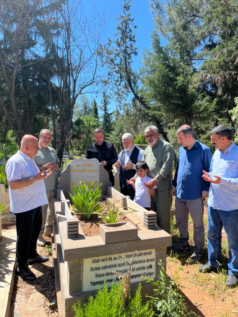 VedatTurgut's tweet photo. Merhum Mehmet Yavuz Başkanımızın kabrini ziyaret ederek kendisini rahmetle yâd ettik, Fatiha okuduk.

Ömrünü inandığı değerlere hizmet etmeye adayan, duruşu, mücadelesi ve güzel hatıralarıyla gönüllerde yer edinen Mehmet Yavuz ağabeyimizi bir kez daha hayırla anıyoruz.

Rabbim mekânını cennet, makamını âli eylesin. Dualarımız kendisiyle...
