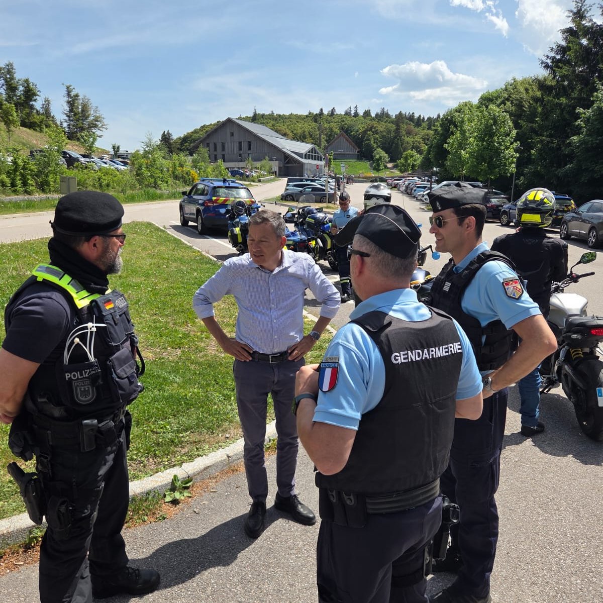 Prefet88's tweet photo. Sécurité routière : opération de sensibilisation au col de la Schlucht

Ce samedi après-midi, les gendarmes des Vosges étaient mobilisés au col de la Schlucht, aux côtés de renforts de la Brigade de Coopération Transfrontalière Européenne, pour une opération de sensibilisation à l’approche de la saison estivale.

Blaise GOURTAY, Préfet des Vosges, était présent aux côtés des équipes mobilisées pour saluer leur engagement et rappeler l’importance de ces opérations de prévention sur les routes du massif.

Sur cet axe particulièrement fréquenté et limité à 70 km/h sur l’ensemble de son tracé, cohabitent de nombreux usagers : automobilistes, camping-caristes, cyclistes, motocyclistes et autocars de la navette des Crêtes. Cette diversité des usages impose à chacun une vigilance accrue et le respect des règles de circulation afin de garantir la sécurité de tous.

Un dispositif binational composé de gendarmes français et de policiers allemands a été déployé. Ces actions conjointes permettent de faciliter le dialogue avec les nombreux visiteurs de différents pays, qui fréquentent le massif vosgien durant l’été.

Sur la route des Crêtes comme ailleurs, la sécurité est l’affaire de tous : adaptons notre vitesse, partageons la route et restons attentifs aux autres usagers.

#SécuritéRoutière #RouteDesCrêtes #ColDeLaSchlucht #Gendarmerie #Vosges #PréfetDesVosges #Prévention #MassifVosgien #SécuritéPourTous #Coop��rationTransfrontalière