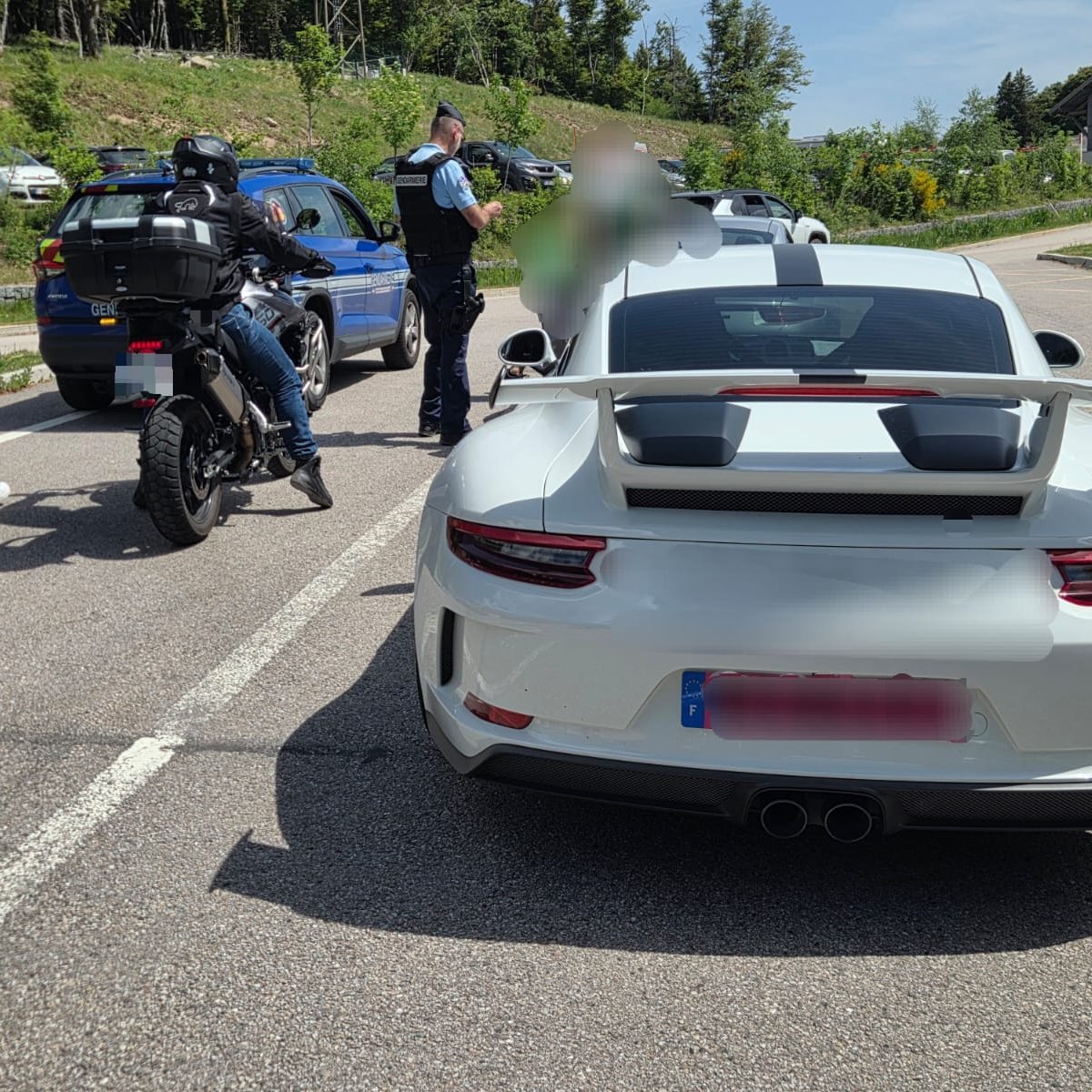 Prefet88's tweet photo. Sécurité routière : opération de sensibilisation au col de la Schlucht

Ce samedi après-midi, les gendarmes des Vosges étaient mobilisés au col de la Schlucht, aux côtés de renforts de la Brigade de Coopération Transfrontalière Européenne, pour une opération de sensibilisation à l’approche de la saison estivale.

Blaise GOURTAY, Préfet des Vosges, était présent aux côtés des équipes mobilisées pour saluer leur engagement et rappeler l’importance de ces opérations de prévention sur les routes du massif.

Sur cet axe particulièrement fréquenté et limité à 70 km/h sur l’ensemble de son tracé, cohabitent de nombreux usagers : automobilistes, camping-caristes, cyclistes, motocyclistes et autocars de la navette des Crêtes. Cette diversité des usages impose à chacun une vigilance accrue et le respect des règles de circulation afin de garantir la sécurité de tous.

Un dispositif binational composé de gendarmes français et de policiers allemands a été déployé. Ces actions conjointes permettent de faciliter le dialogue avec les nombreux visiteurs de différents pays, qui fréquentent le massif vosgien durant l’été.

Sur la route des Crêtes comme ailleurs, la sécurité est l’affaire de tous : adaptons notre vitesse, partageons la route et restons attentifs aux autres usagers.

#SécuritéRoutière #RouteDesCrêtes #ColDeLaSchlucht #Gendarmerie #Vosges #PréfetDesVosges #Prévention #MassifVosgien #SécuritéPourTous #Coop��rationTransfrontalière