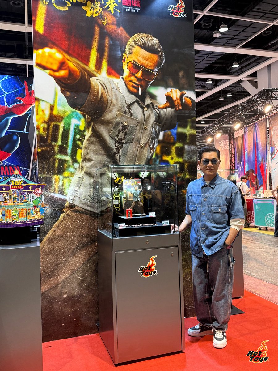 hottoys_japan's tweet photo. 5月29日〜31日に開催となった「香港コミコン」にて、ルイス・クーさんがホットトイズのブースにお越しくださいました！

【ムービー・マスターピース】『トワイライト・ウォリアーズ 決戦！九龍城砦』龍捲風のパネルにサインを頂戴し、温かい応援をいただきました。
ルイス・クーさん、ありがとうございました！

#ホットトイズ #トワイライト・ウォリアーズ #九龍城砦に集え #ルイス・クー