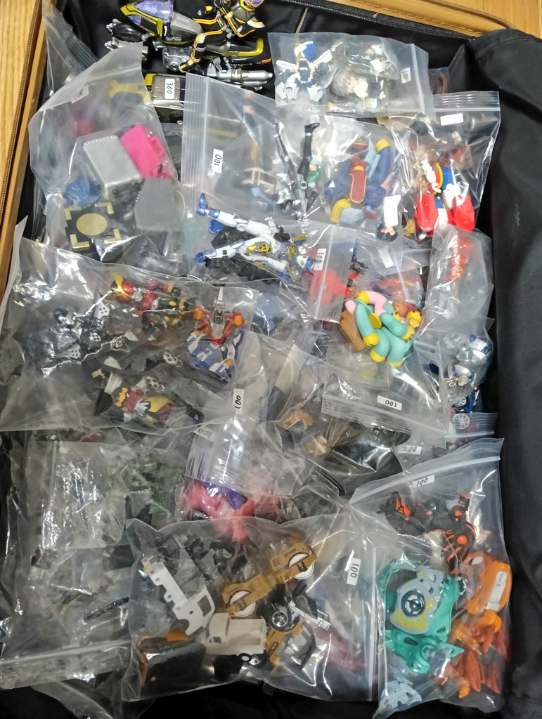 mbfp01re2astray's tweet photo. スーツケース2個目
もう入らない……
あとは背負えるだけ……

いらっしゃって下さる方は
小銭を多めにご用意頂けると
嬉しいです……

#アメイジング商店街V12 https://t.co/R74Uvs7u4D
