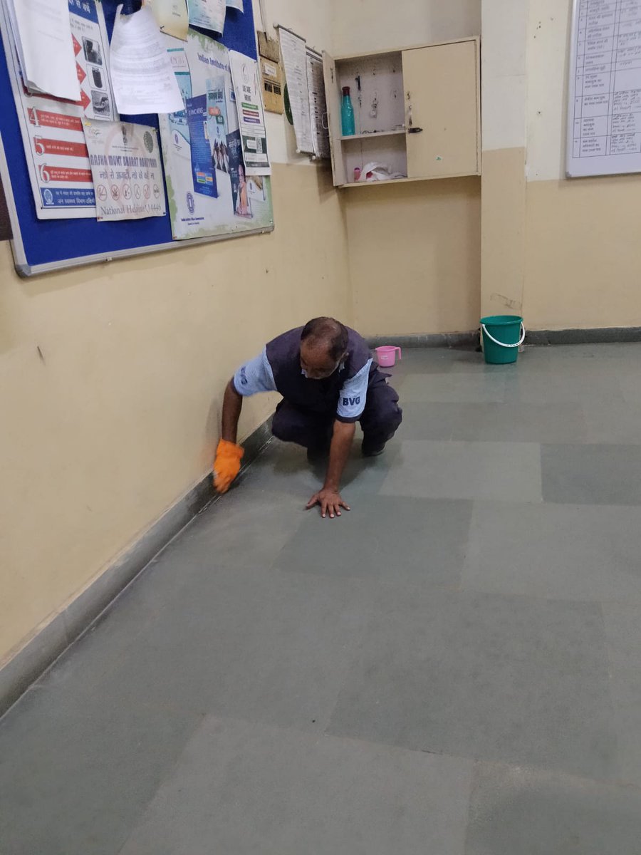 IIMC_India's tweet photo. As part of #SpecialCampaign5.0, a deep indoor cleaning drive was conducted at IIMC New Delhi. Classrooms, offices, corridors and common areas were thoroughly cleaned, strengthening the spirit of #Swachhata across the campus.
@MIB_India @SwachhBharatGov @swachhbharat @PMOIndia https://t.co/bYjkp2gayT