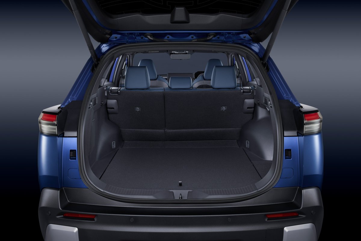 lovecars_jp's tweet photo. スバルさん、トレイルシーカー目標の４倍受注。

群馬の矢島工場で生産されるトレイルシーカーの月販販売目標は250台のところ、発表から約2か月でほぼ4倍となる1962台を受注し好調なスタートを切った。

最も売れてるグレードは上級AWDのET-HS（638万円〜）で、最も売れてるカラーはマグネタイトグレー・メタリックとのこと。

スバルからの乗り換えはレガシィアウトバックから、他銘柄からの乗り換えはPHEVやBEVからが多数だという。
