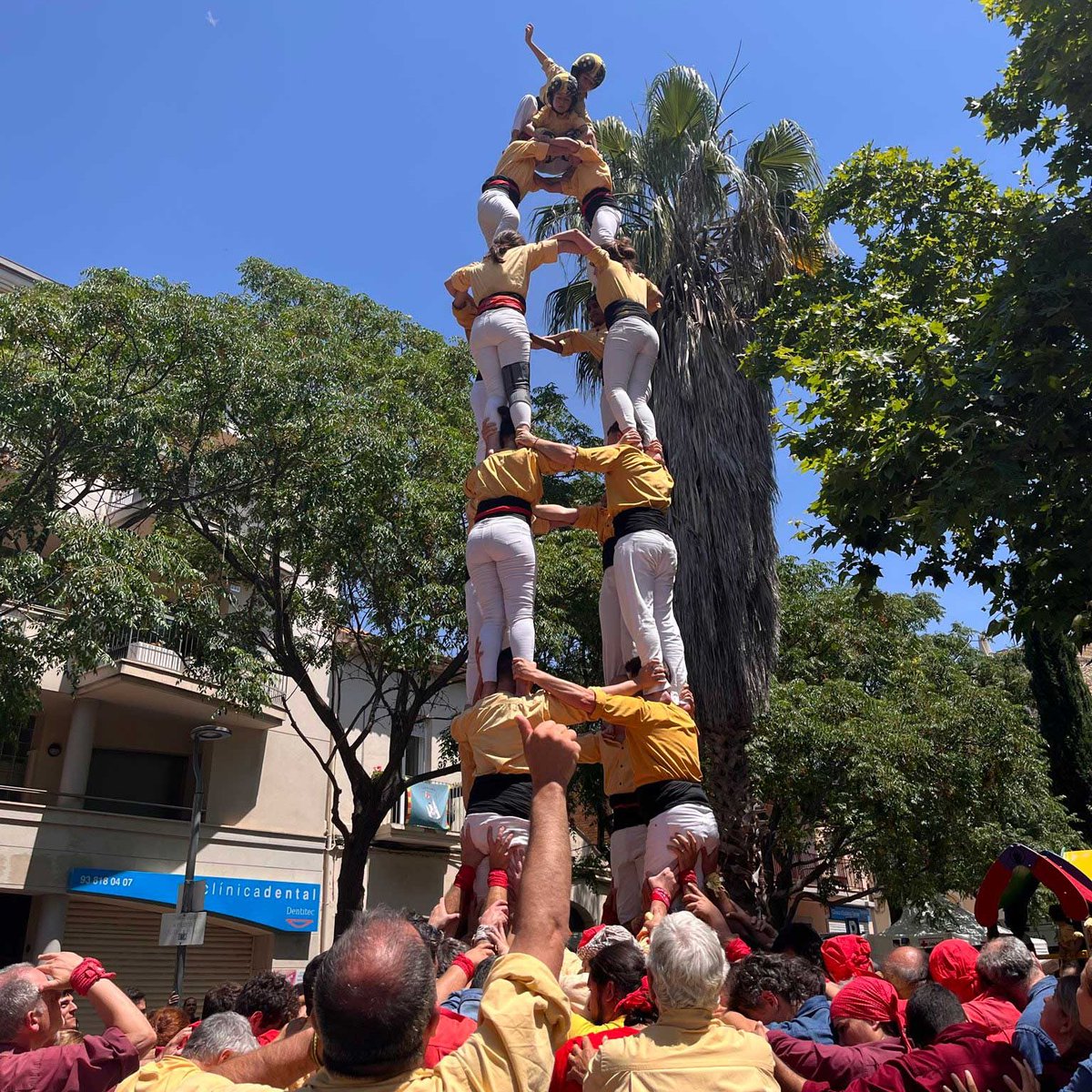 LaFuraCoop's tweet photo. 🔴 Els @Xicots recondueixen el Memorial Joan Sol amb dos castells de 7 simultanis. 

👉 Els @bordegassos, amb castells de 7, i els Castellers @DeMediona, atacant el 3 de 7, han completat una gran actuació a #Vilafranca.

➡️ https://t.co/VzZ0c5iqye https://t.co/IkdPZ26Hrq