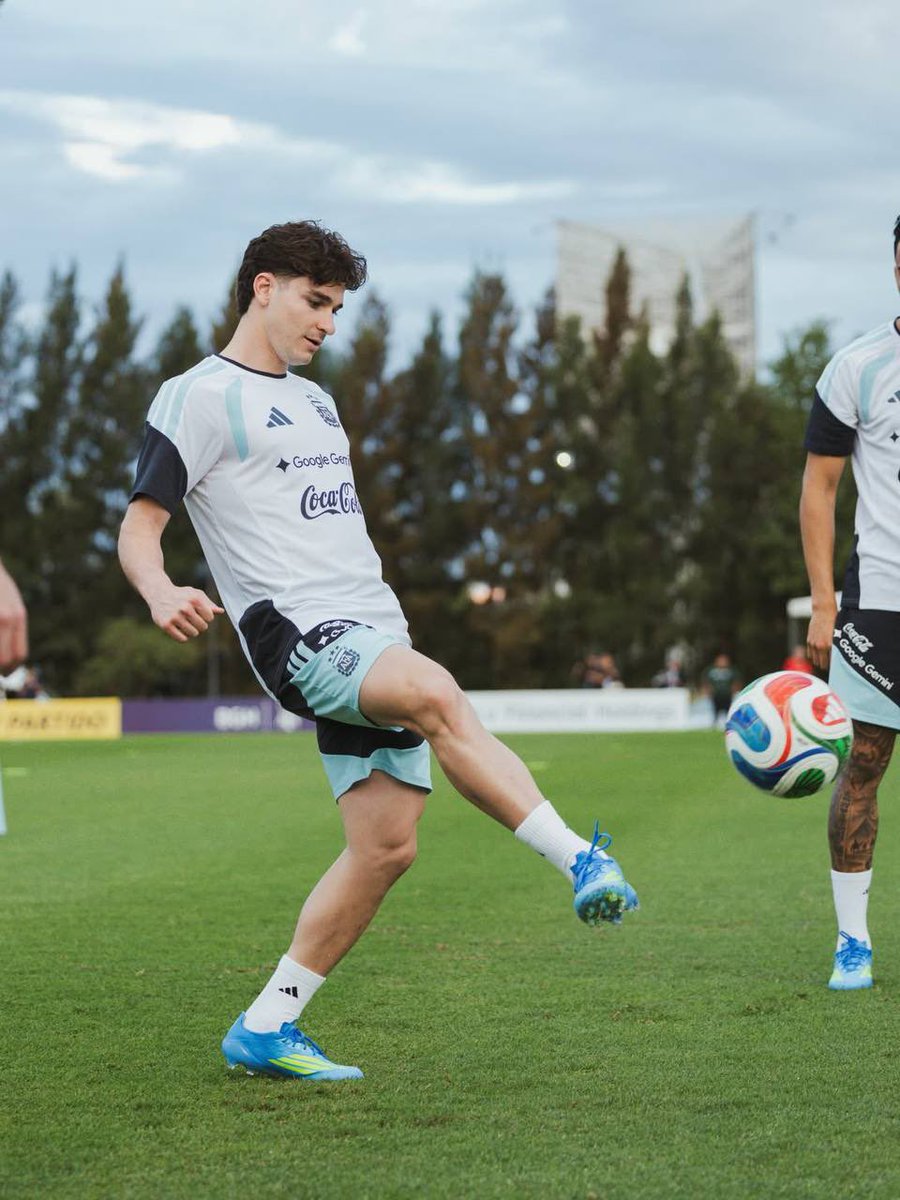 Foot2Barca's tweet photo. 🚨 Coup de froid dans le dossier Julián Álvarez !
Le Barça a tenté d'organiser une réunion avec l’Atlético Madrid aujourd’hui, mais les Colchoneros ont fermé la porte immédiatement. ❌

« Le joueur n’est pas à vendre. »

Arsenal et le PSG restent attentifs à la situation.

✍️ Veronica Brunati
