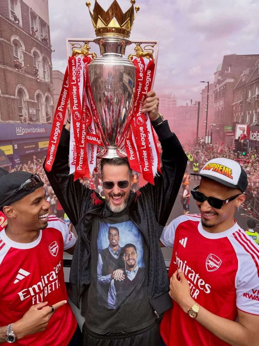 goonerburgerID's tweet photo. Ben White, lu buang kacamata orang yang di tengah, lu gua sembah https://t.co/iM3hdn6SF8