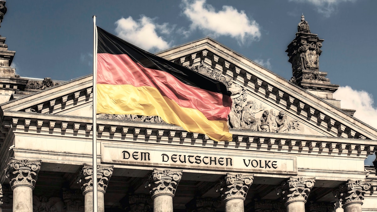 welt's tweet photo. Allein das deutsche Volk darf wählen – aus gutem Grund https://t.co/ISjND5kT0s https://t.co/2xefAhZV5M